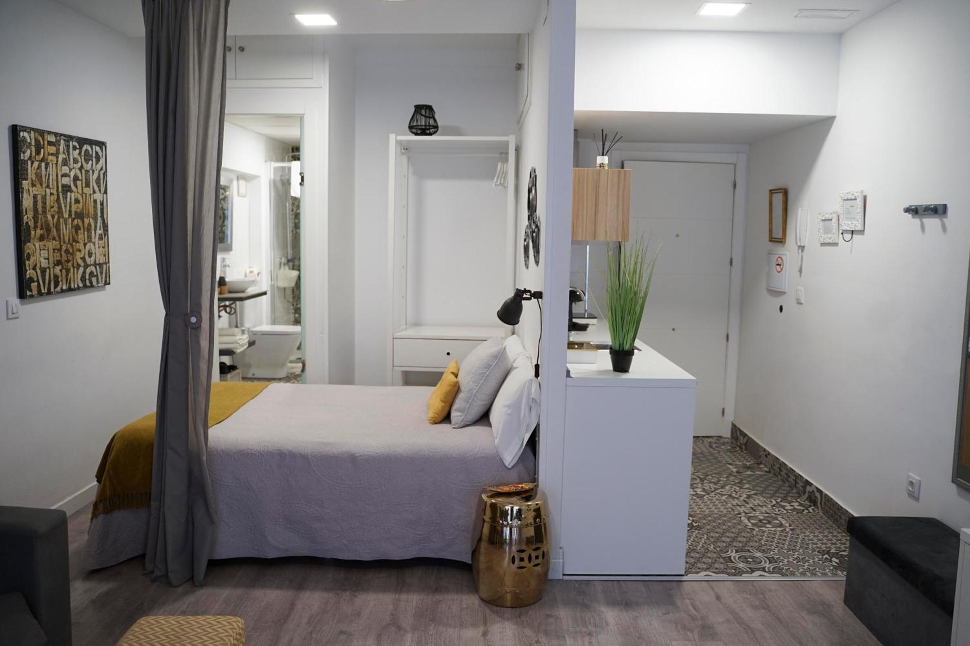 Apartamentos Suites Cariatide Plasencia Buitenkant foto