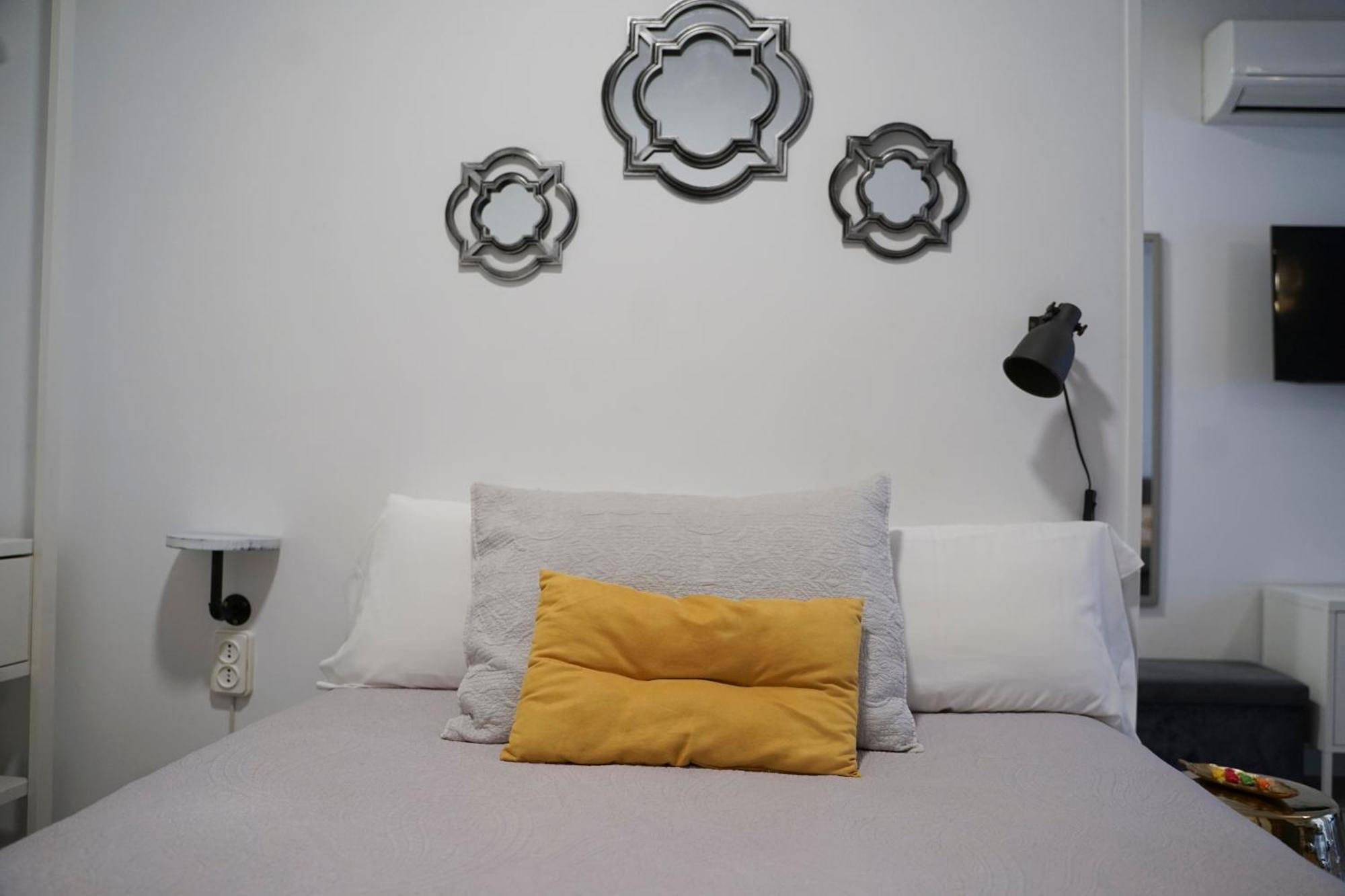 Apartamentos Suites Cariatide Plasencia Buitenkant foto